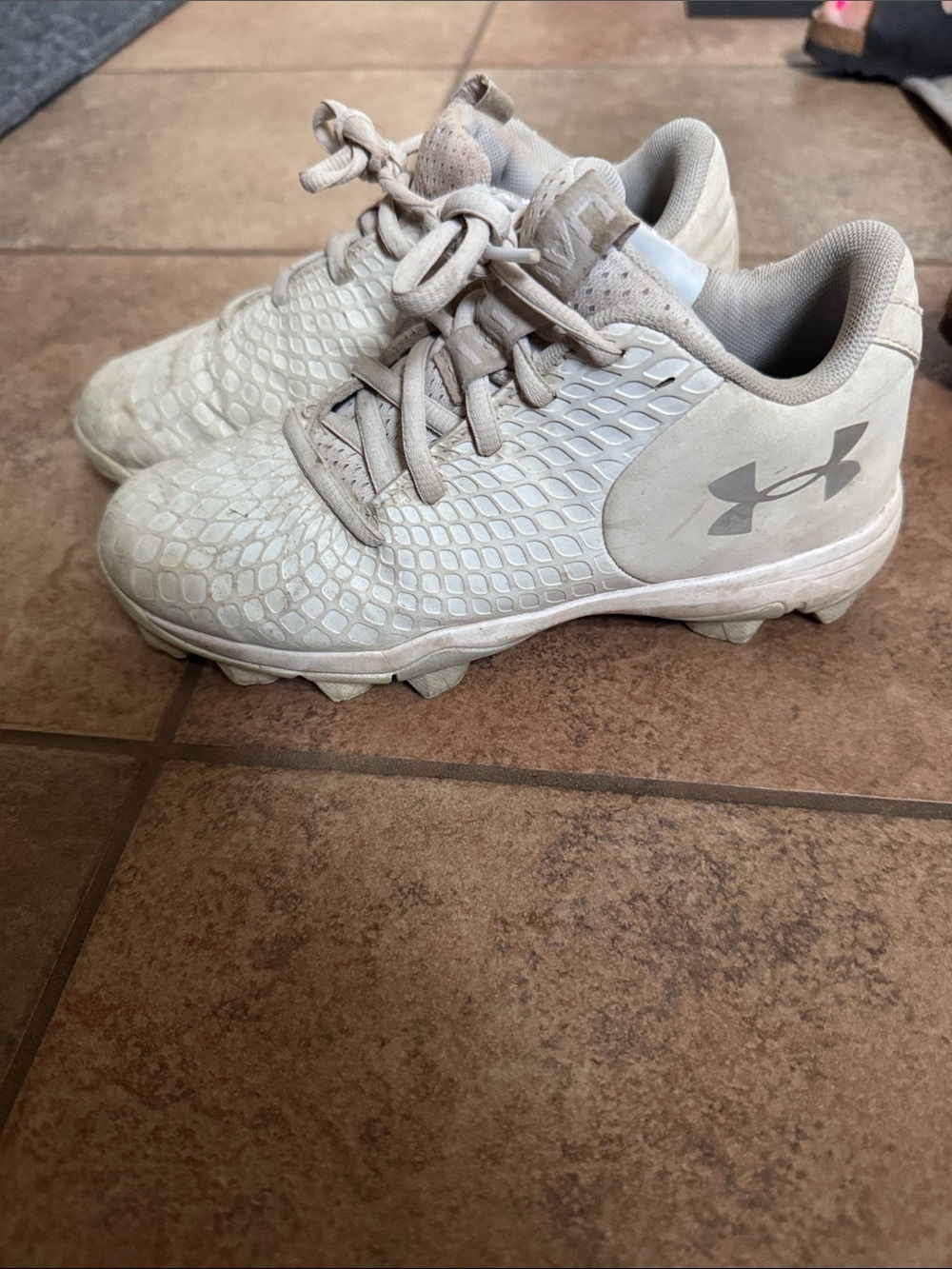 Under Armour Kids Beige/Off-White softball Cleats